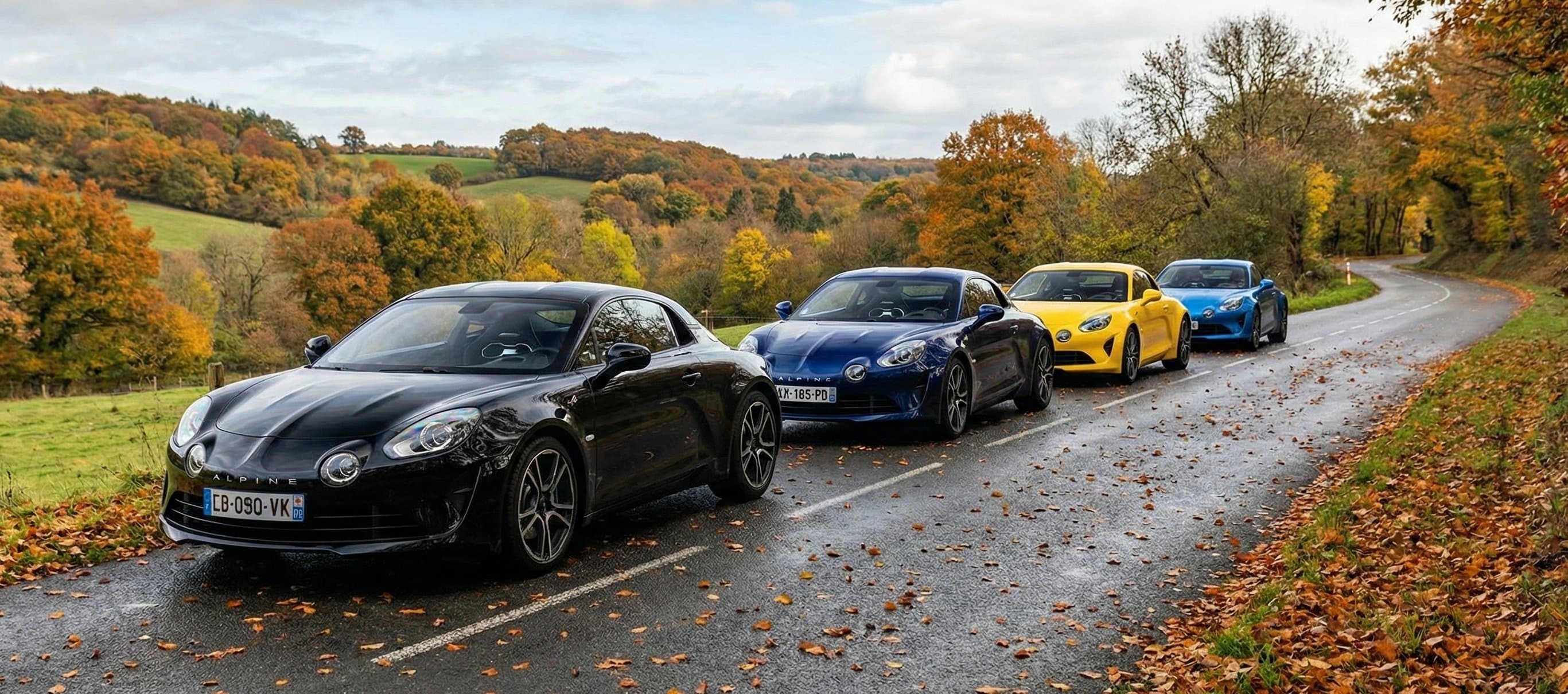 Alpine A110 du club alignées sur une route de campagne, à l’automne