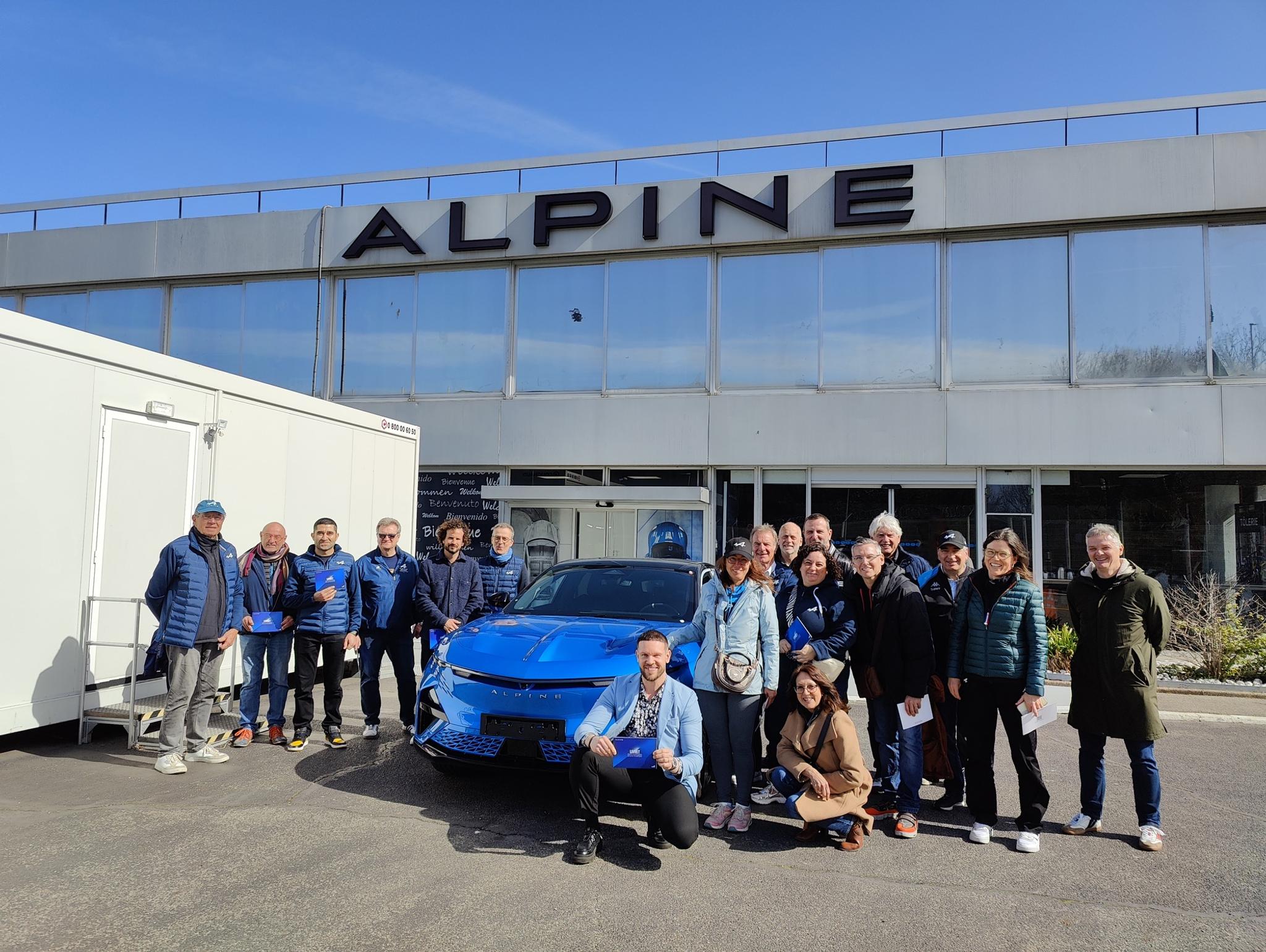 Les membres du Club devant l'entrée de la Manufacture de Dieppe
