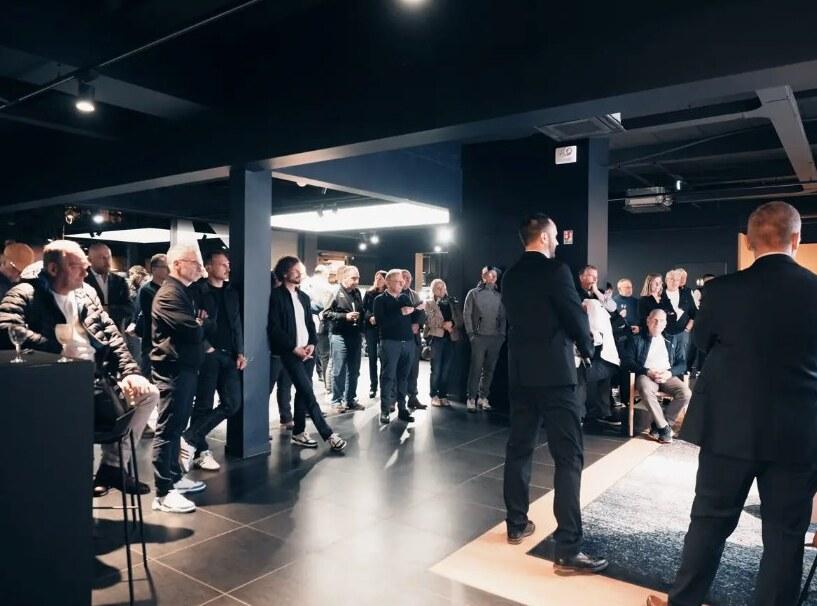 Les invités réunis dans le showroom Alpine lors de la soirée d'inauguration