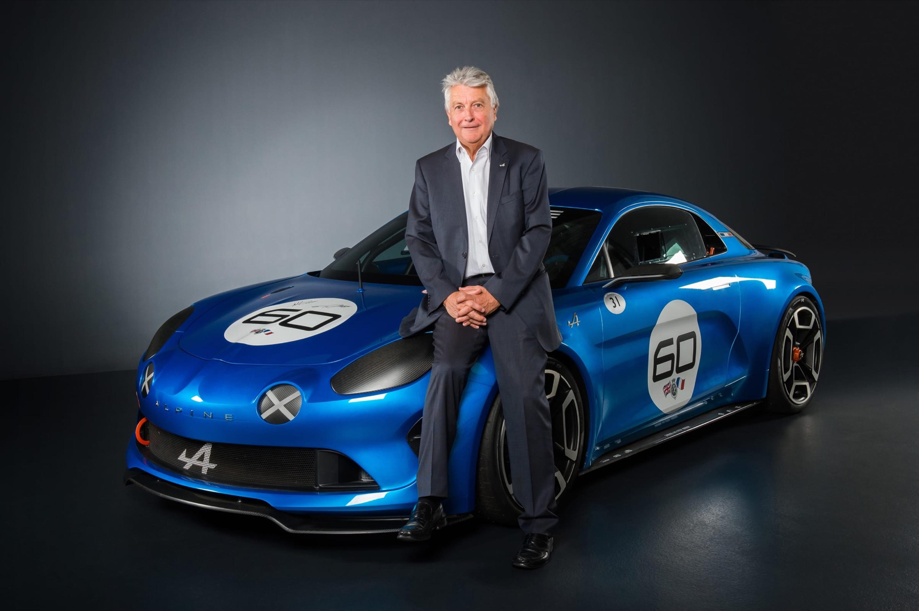 Bernard Ollivier assis sur une Alpine A110 bleue