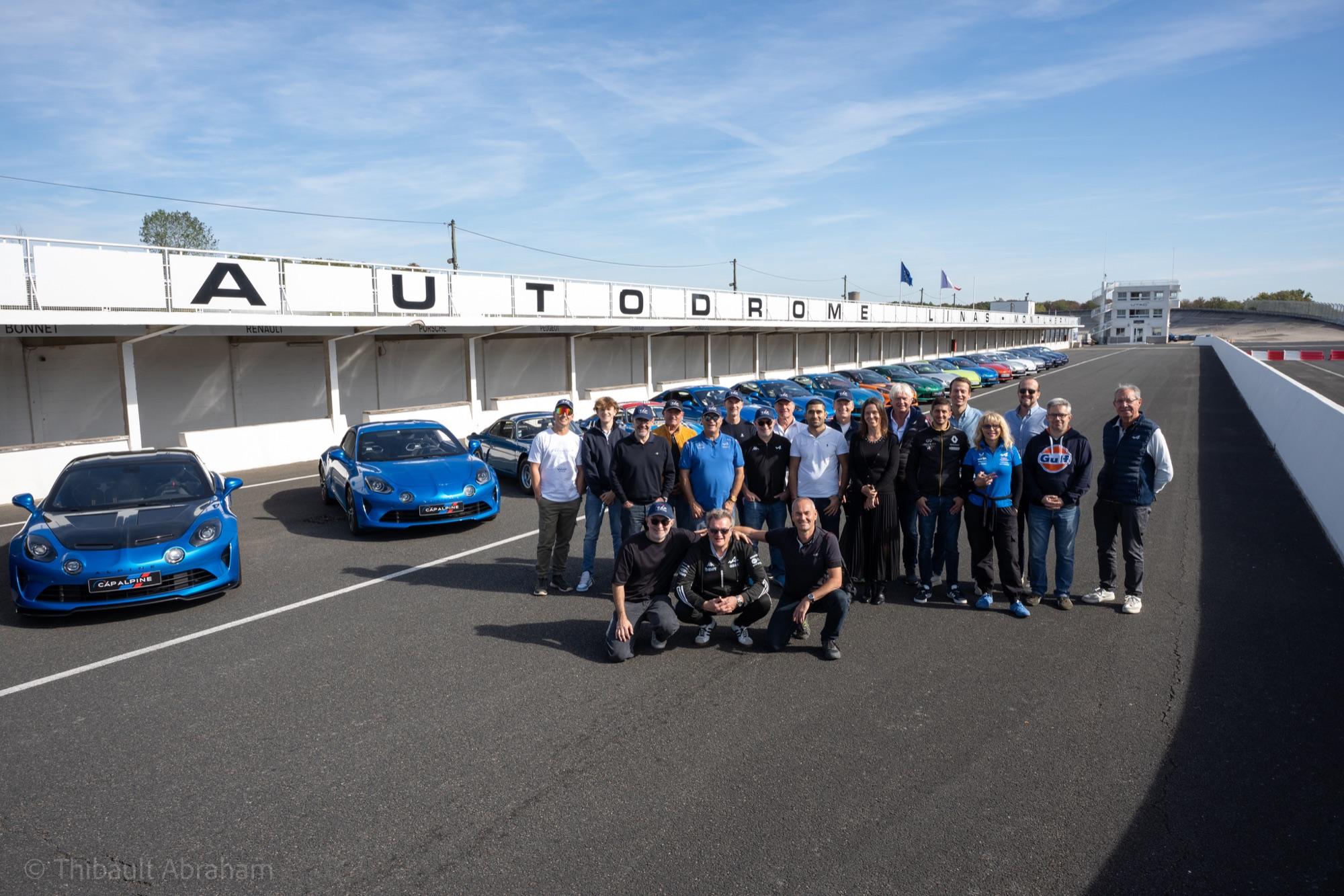 Les membres du club réunis devant les stands de l'autodrome de Linas-Montlhéry
