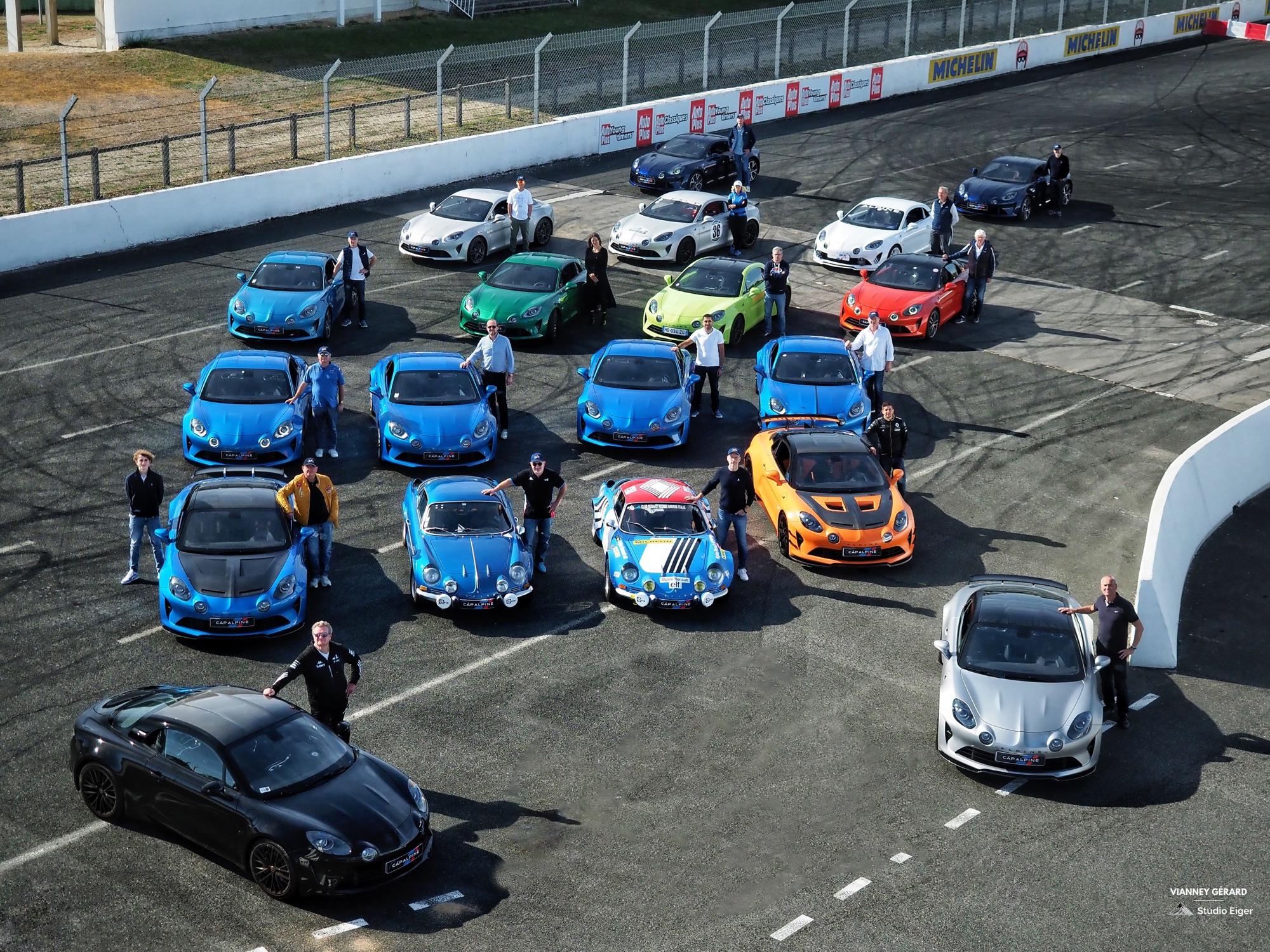 Vue aérienne des voitures du club et de leurs propriétaires sur l'autodrome