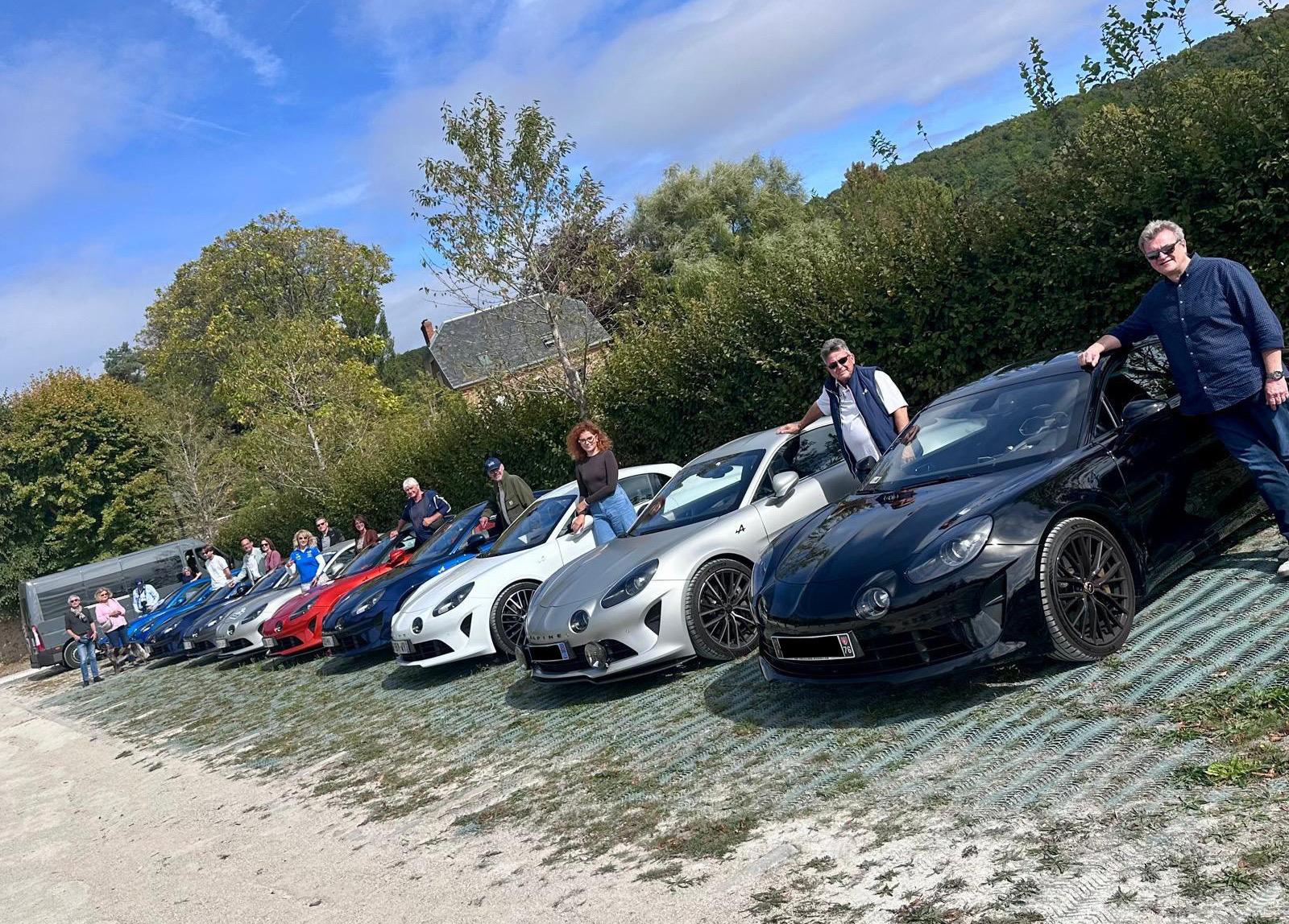 Les voitures du club alignées le long d'une haie lors d'une sortie à Dampierre